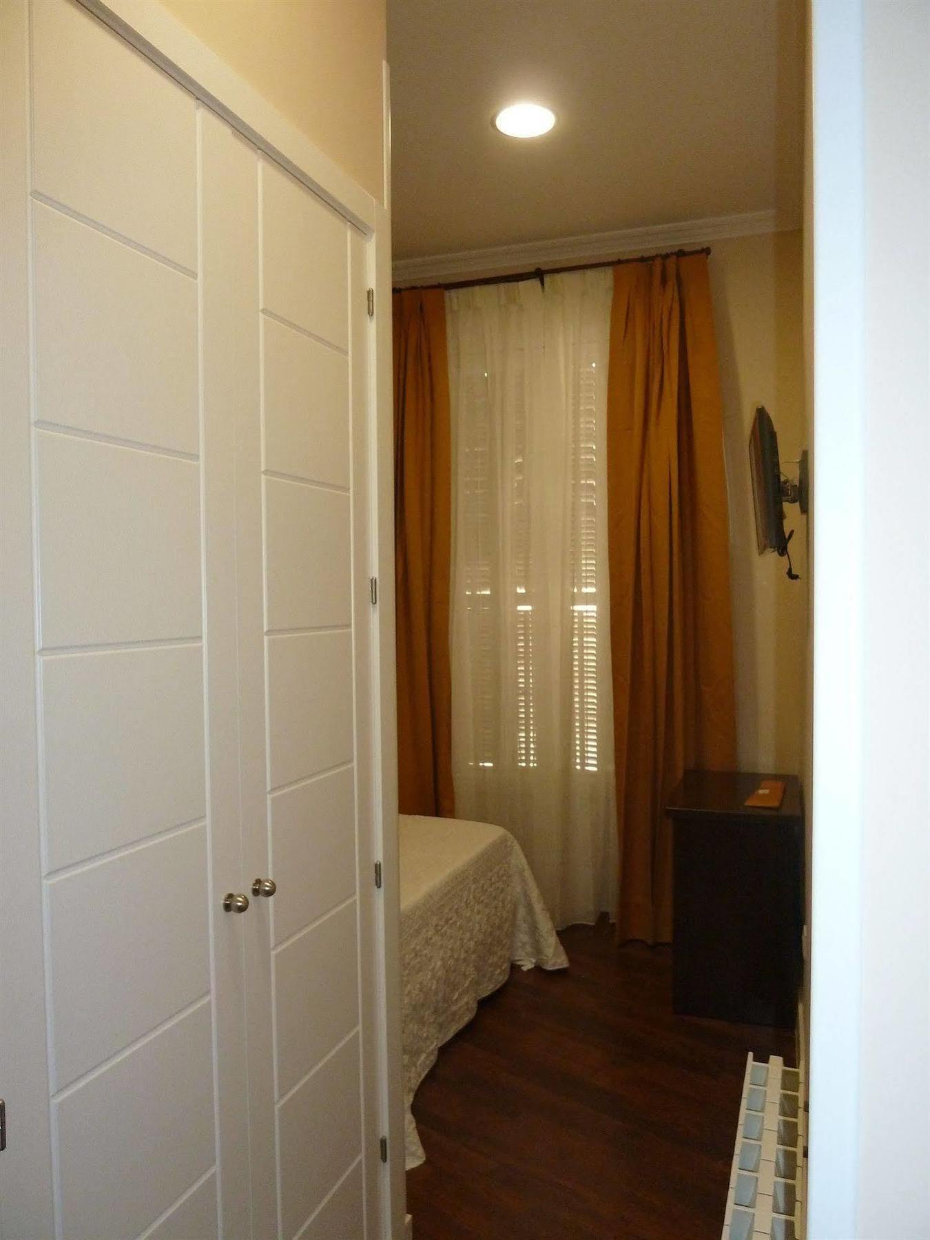 Hostal Mayor Мадрид Екстериор снимка