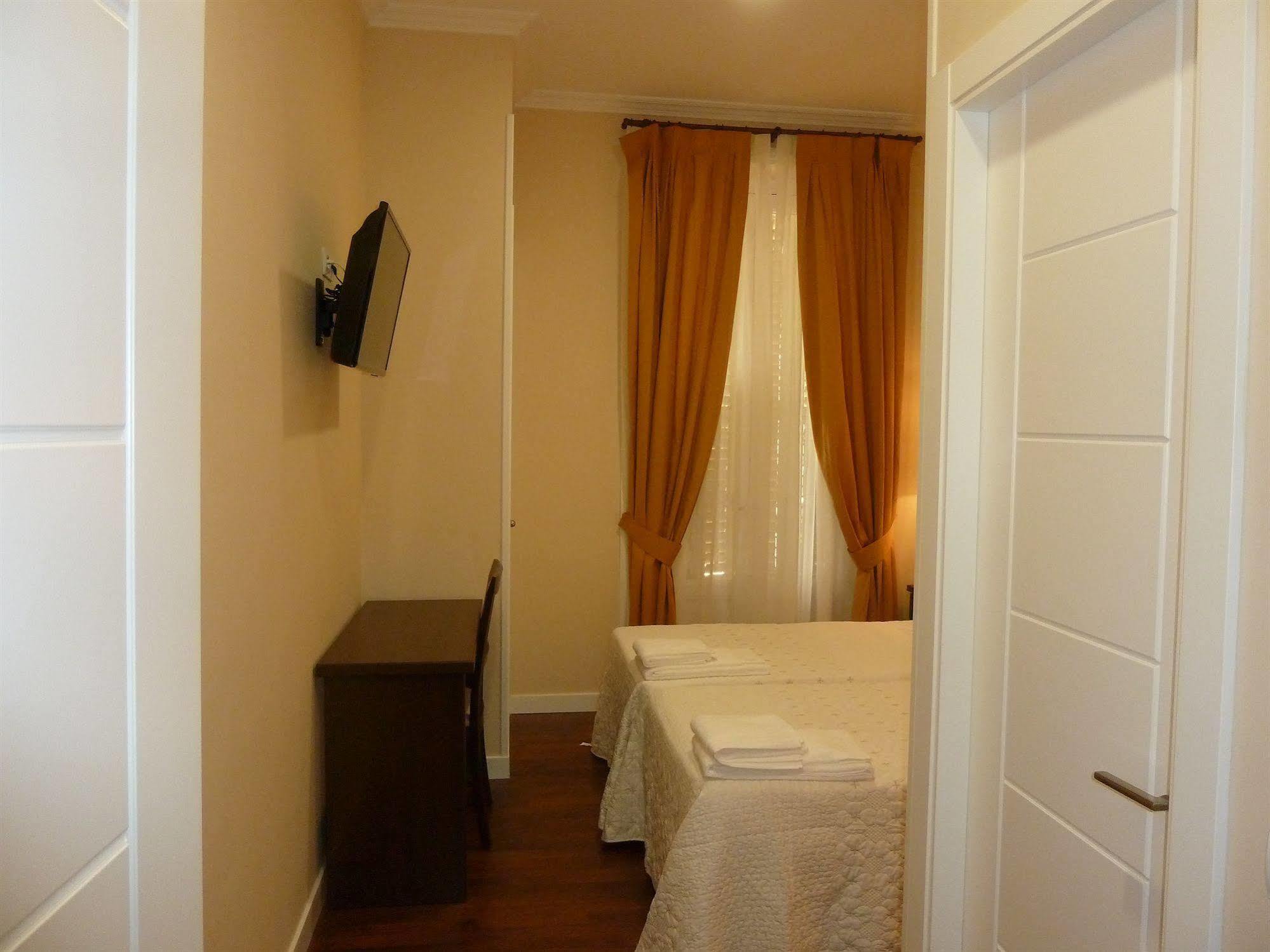 Hostal Mayor Мадрид Екстериор снимка